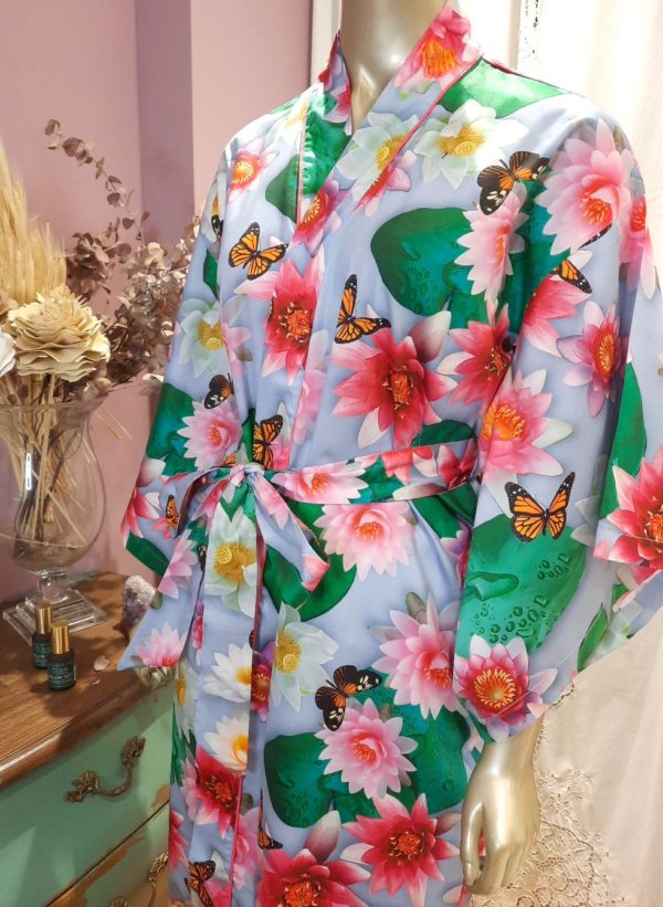 Manequim veste kimono midi com estampa de flor de lotus