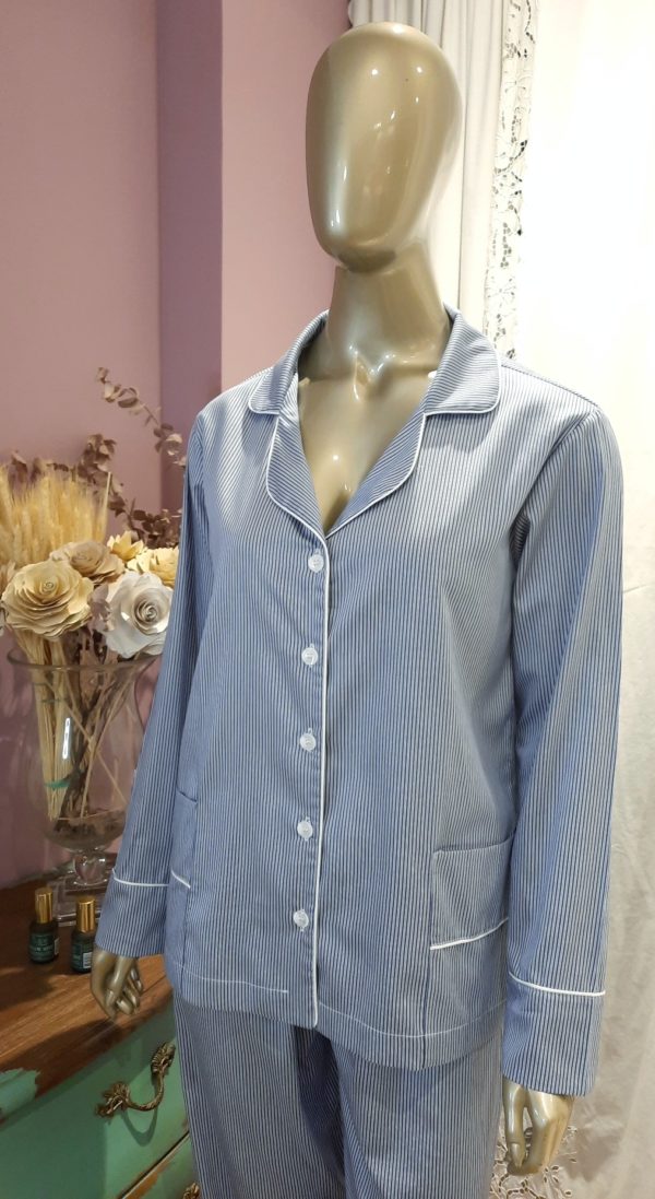 Manequim veste pijama listrado azul com vivo branco calca e camisa manga longa