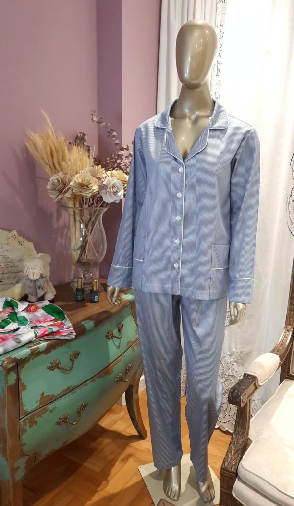Manequim veste pijama listrado azul com vivo branco calca e camisa manga longa