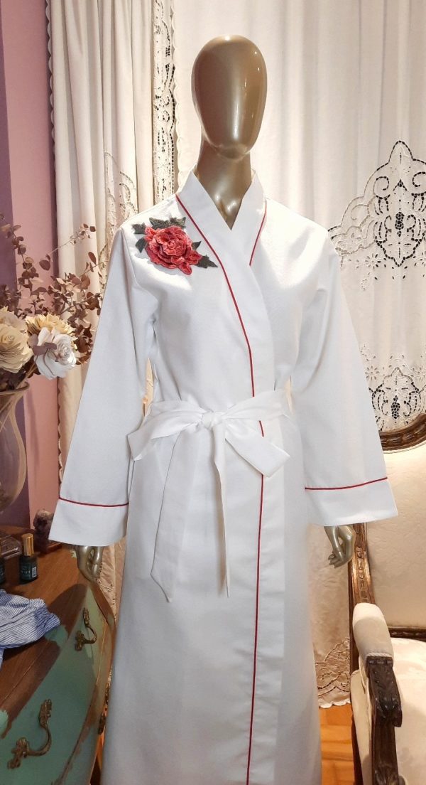 Manequim veste robe longo branco com vivo vermelho