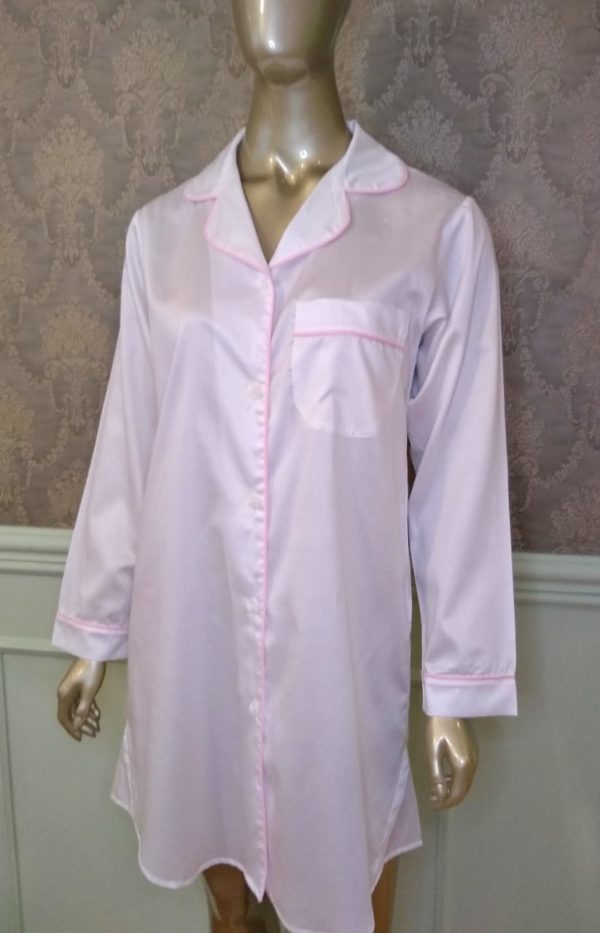 Manequim veste chemise na cor branca com vivo rosa