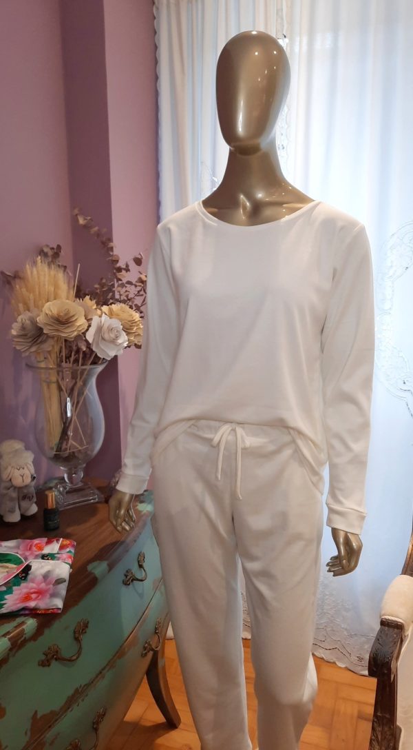 Manequim veste pijama na cor branco calça e camisa manga longa
