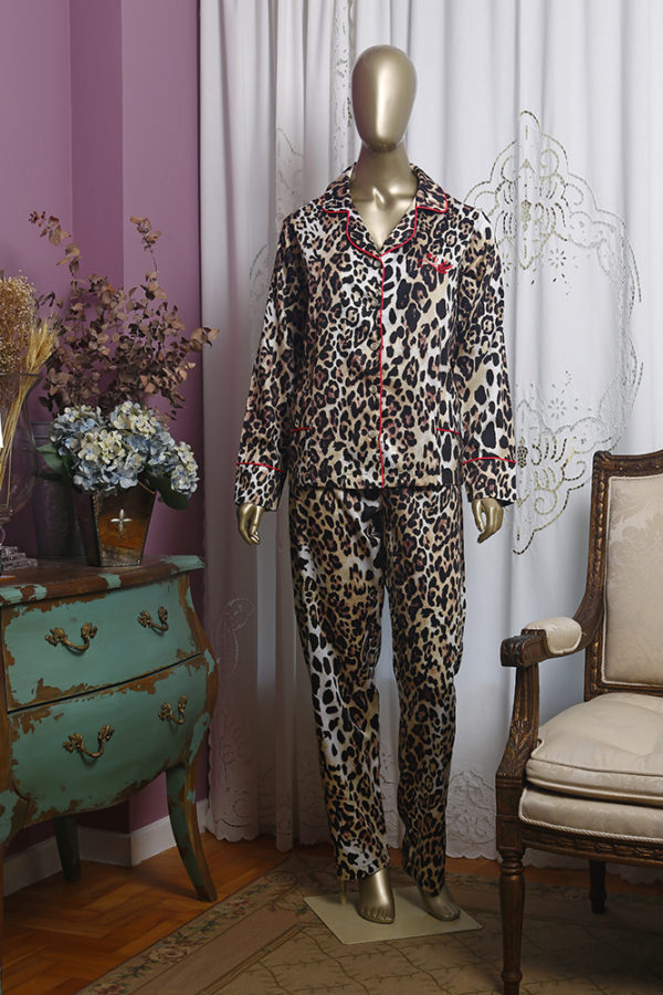 Manequim veste pijama calca e camisa manga longa estampa leopardo