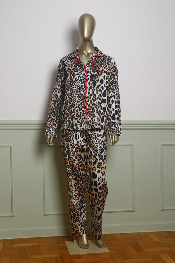 Manequim veste pijama calca e camisa manga longa estampa leopardo