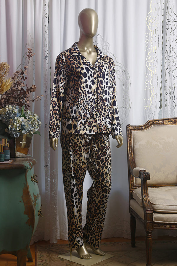 Manequim veste pijama calca e camisa manga longa estampa leopardo com debrum preto