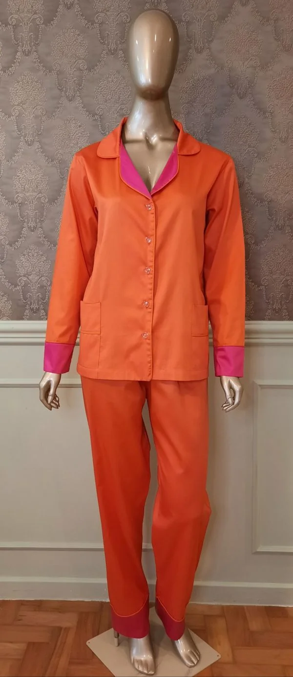 Manequim veste pijama calca e camisa manga longa na cor laranja