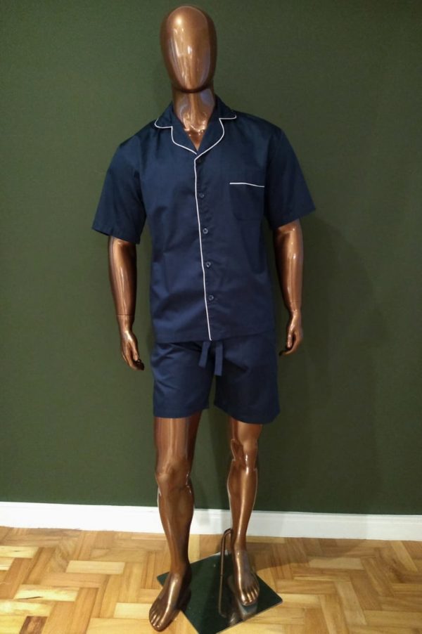 Manequim veste pijama masculino short e camisa manga curta na cor marinho