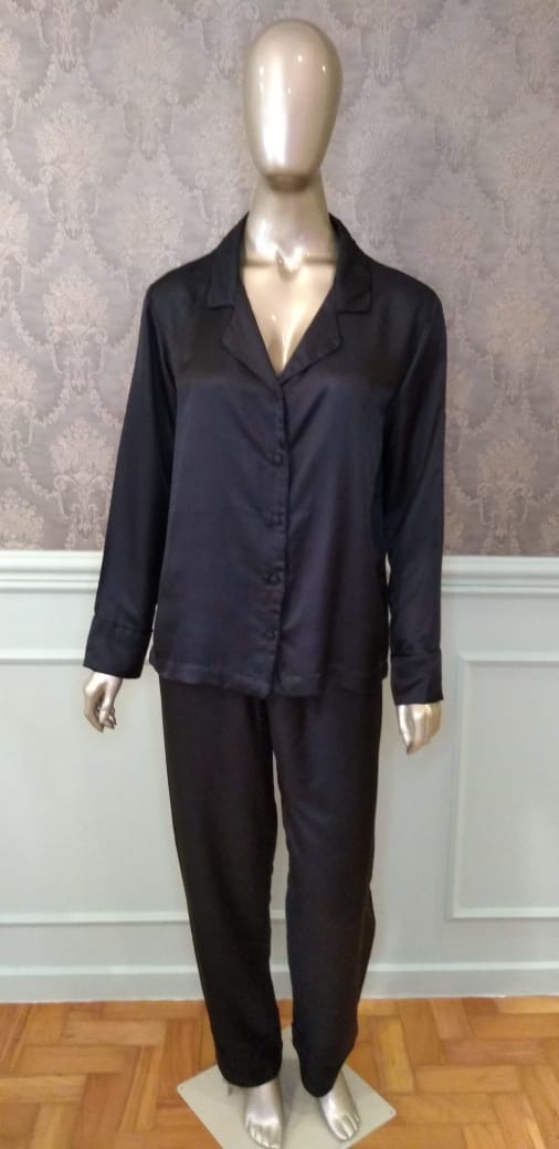 Manequim veste pijama de seda na cor preto calça e camisa manga longa