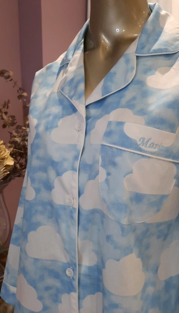 Manequim veste chemise na estampa com nuvens branca e com fundo azul