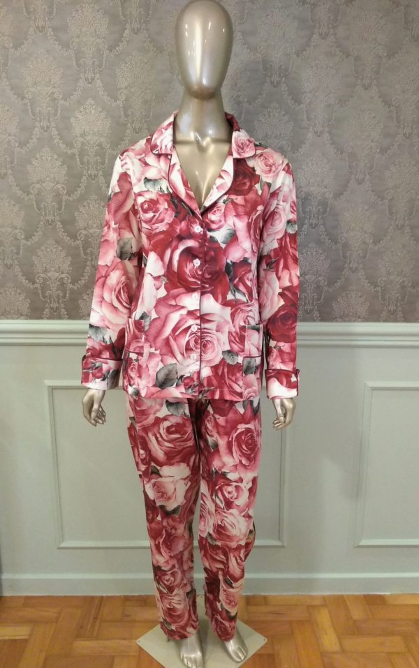 Manequim veste pijama calca e camisa manga longa com estampa de rosas