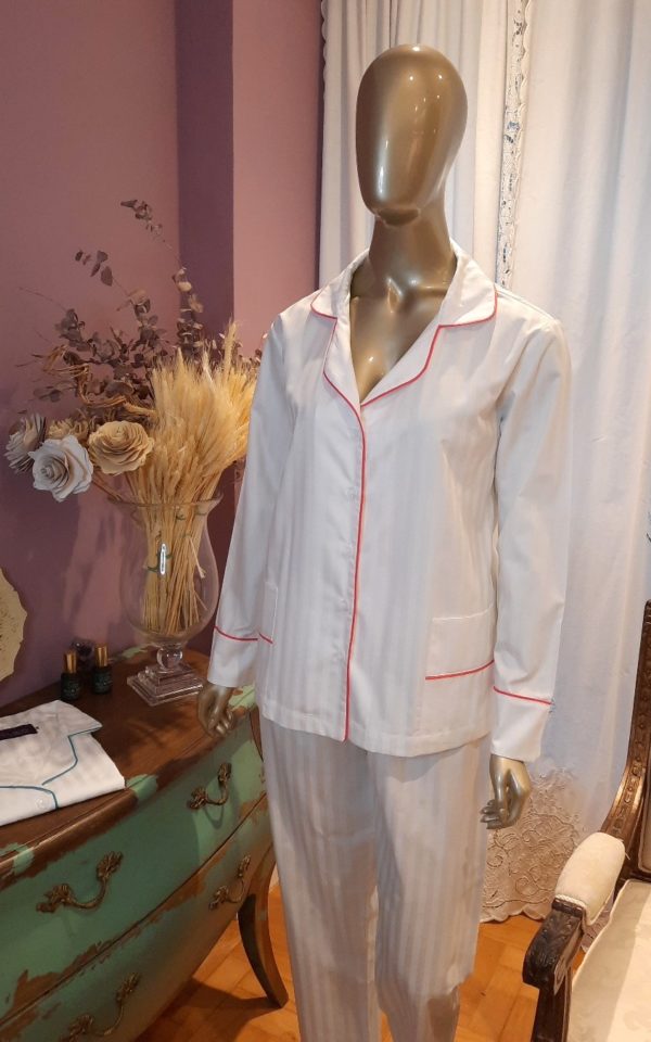 Pessoa veste pijama de calca e camisa manga longa na cor branca com debrum pink
