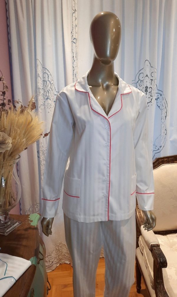 Pessoa veste pijama de calca e camisa manga longa na cor branca com debrum pink