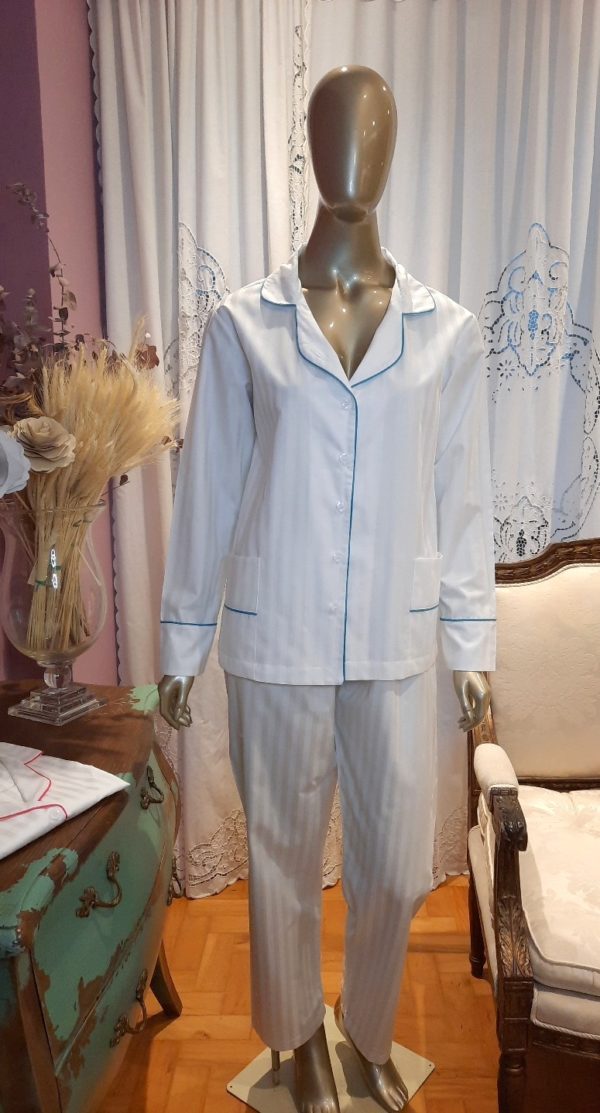 Pessoa veste pijama de calca e camisa manga longa na cor branca com debrum turquesa