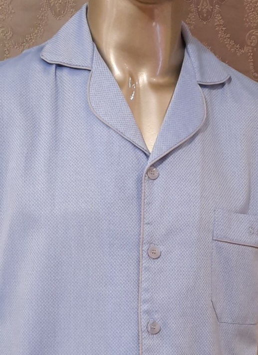 Manequim veste pijama masculino calca e camisa manga na cor azul com debrum cinza