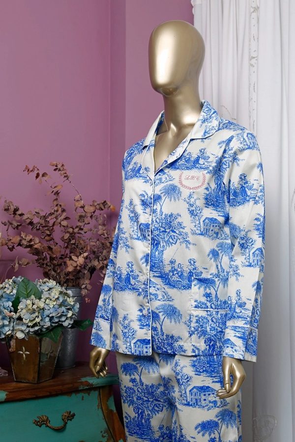 Manequim veste pijama calca e camisa manga longa toile de jouy azul