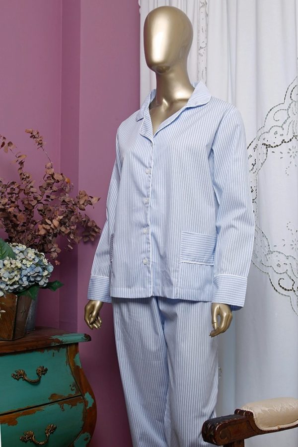 Manequim veste pijama de calca e camisa manga longa listrado azul