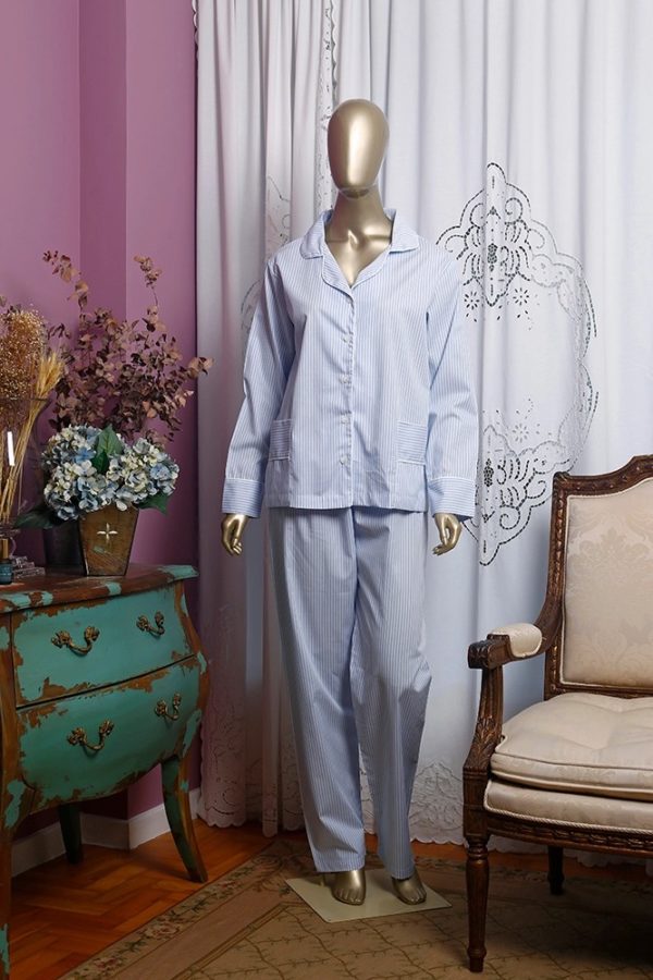 Manequim veste pijama de calca e camisa manga longa listrado azul