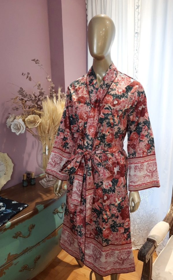 Manequim veste robe midi com estampa floral com detalhes de fenix