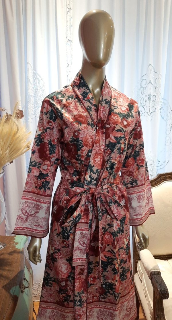 Manequim veste robe midi com estampa floral com detalhes de fenix