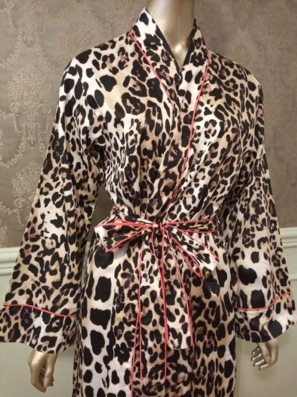 Manequim veste robe longo na estampa leopardo com debrum pink