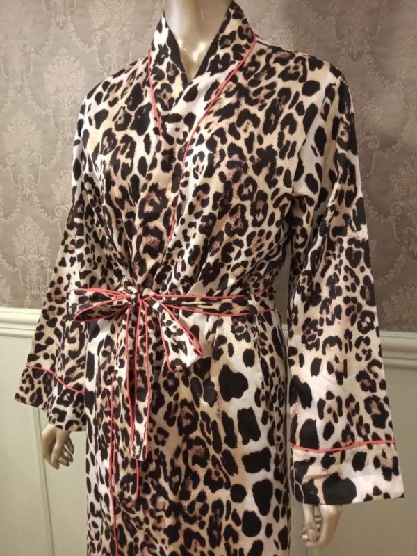 Manequim veste robe longo na estampa leopardo com debrum pink