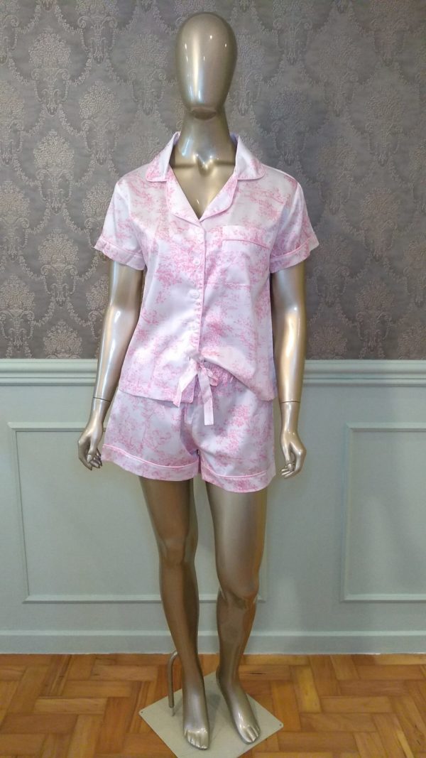 Manequim veste pijama short e camisa manga curta toile de jouy rosa