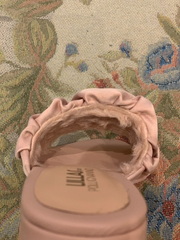 Imagem mostra um chinelo feminino na cor rose
